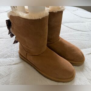 Like NEW! $209 UGG Genuine Shearling Bailey Bow Chestnut Boot 10